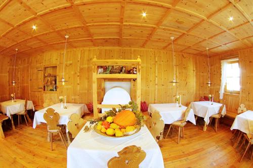 a dining room with a table with a bowl of fruit on it at Hotel Sonnenhof in Marlengo