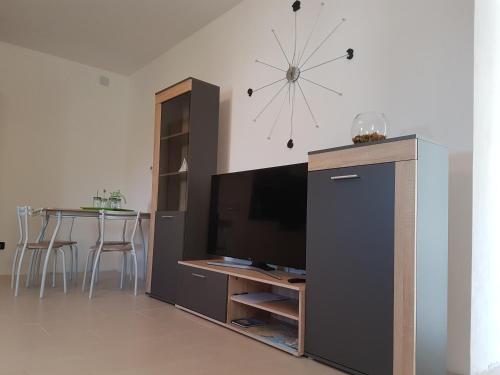 Μια τηλεόραση ή/και κέντρο ψυχαγωγίας στο Apartment Chuck