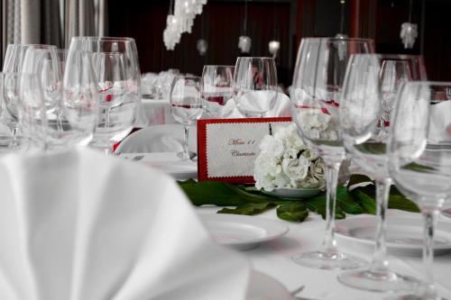 a table with many wine glasses on it at Hotel Da Montanha in Pedrógão Pequeno