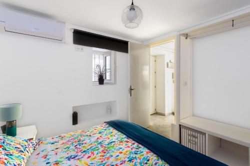 カディスにあるApartamento Cádiz Essenceのベッドルーム(ベッド1台、窓付)