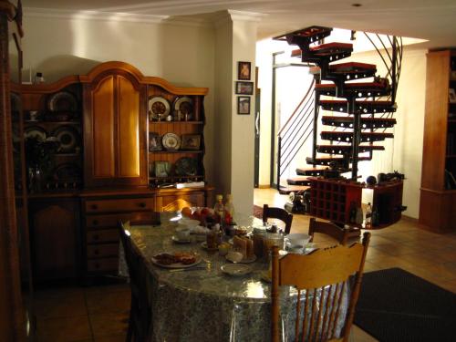 uma sala de jantar com uma mesa e uma adega em Home @ Harry's em Pretoria