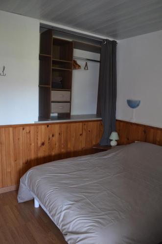 ブローニュ・シュル・メールにあるAppart proche plage Nausicaaのベッドルーム1室(大型ベッド1台、窓付)