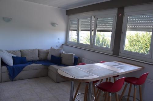 un salon avec un canapé et une table dans l'établissement Appart proche plage Nausicaa, à Boulogne-sur-Mer