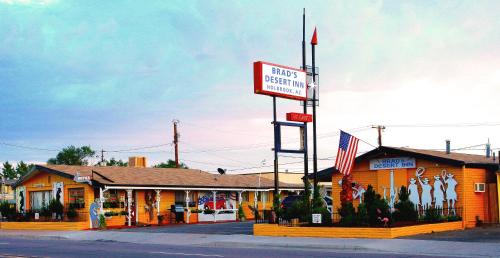 a building with a sign in front of a store at Brad's Desert Inn in Holbrook