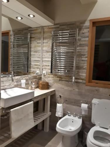 y baño con lavabo blanco y aseo. en Ailen De Los Andes en San Martín de los Andes