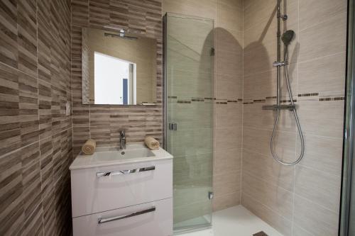 Een badkamer bij Les villas du triangle - chambres d'hôtes