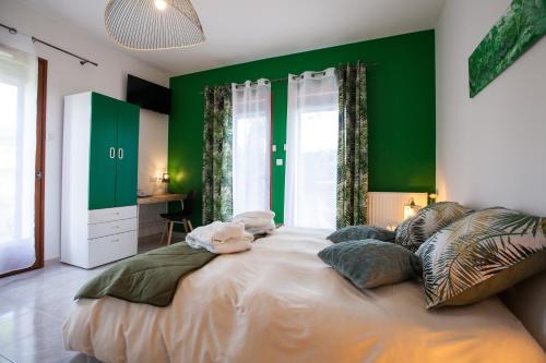 Giường trong phòng chung tại Les villas du triangle - chambres d'hôtes