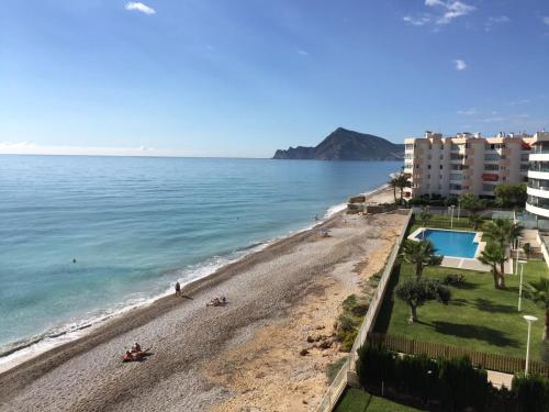 アルテアにあるEl susurro del Marのホテルと海の景色を望めます。