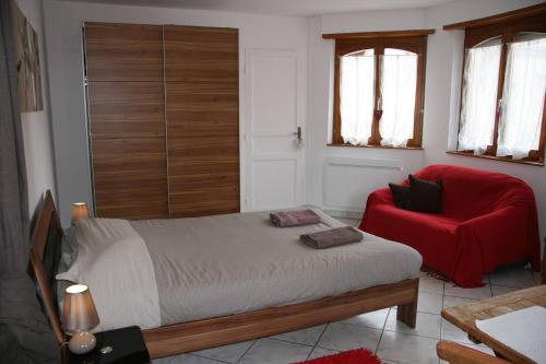 ディーフェンタールにあるB&B bioのベッドルーム1室(ベッド1台、赤い椅子付)