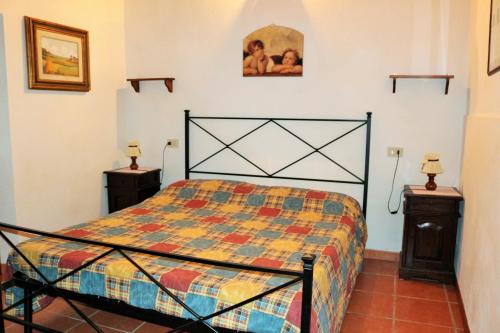 - une chambre avec un lit et 2 tables de chevet dans l'établissement Casa San Francesco, à Radicofani