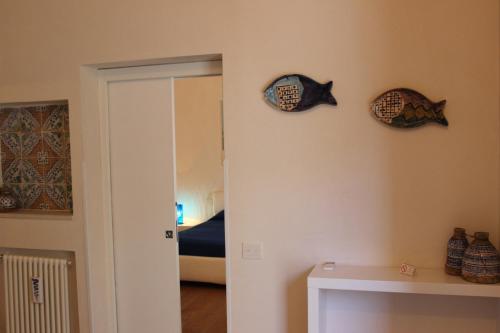 a room with two fish decorations on the wall at Dimora di Charme Cassaro 168 in Marsala