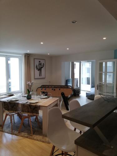 un salon avec une table et des chaises dans l'établissement Le Centrale, à Gérardmer