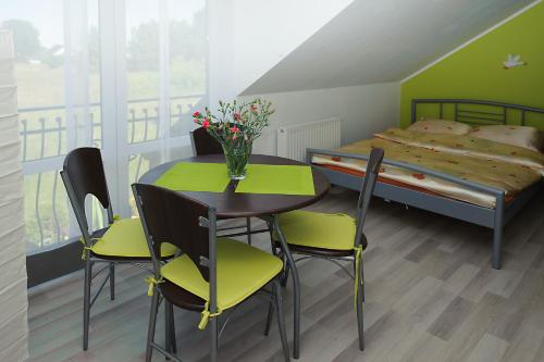 ウストカにあるStudio 4-osobowe MNICHのテーブル、椅子、ベッドが備わる客室です。