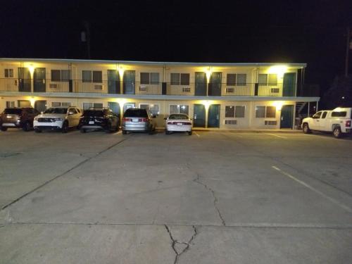 - une place de stationnement en face d'un bâtiment la nuit dans l'établissement Motel 8 Willcox, à Willcox