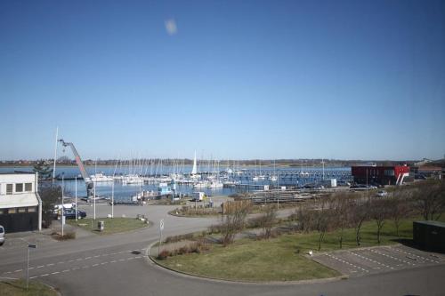 フェーマルンにあるCasa del Sol Stranddistelwegの水上にボートが乗るマリーナ付き駐車場