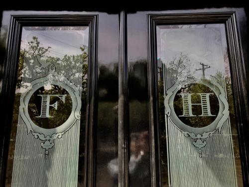Сертификат, награда, вывеска или другой документ, выставленный в The Francis House