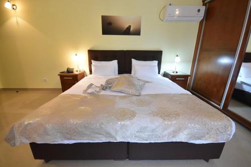 Ein Bett oder Betten in einem Zimmer der Unterkunft Hotel Ellena