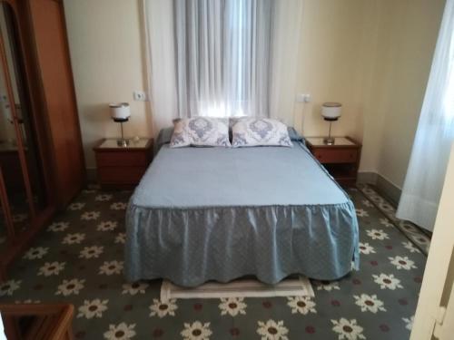 トレ・デ・ベナガルボンにあるA orillas del marのベッドルーム1室(枕2つ付)