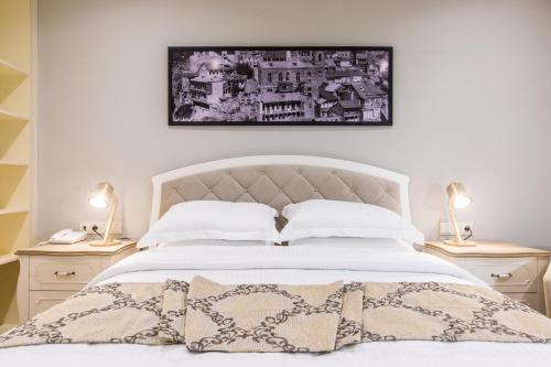 Postel nebo postele na pokoji v ubytování Hotel Khokhobi Old Tbilisi