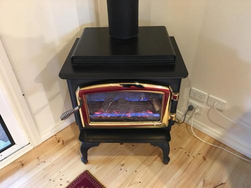 a stove sitting in a room with a floor at Weeroona Bed And Breakfast in Rye