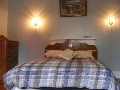 Un pat sau paturi într-o cameră la 66 Montague House