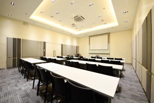 an empty lecture room with tables and chairs at Hop Inn Hotel Alabang Manila in Manila