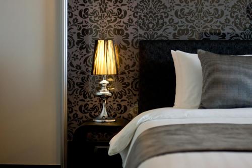 Una cama o camas en una habitación de Way Hotel Pattaya