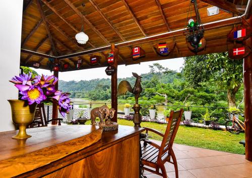 Taman di luar Thotupola Residence
