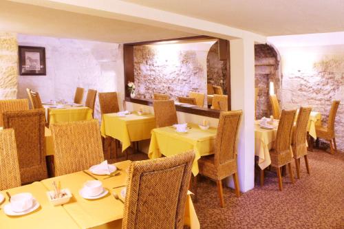 ヌヴェールにあるBest Western de Diane - restaurant TAM's Cuisine Maisonのダイニングルーム(黄色のテーブルと椅子付)