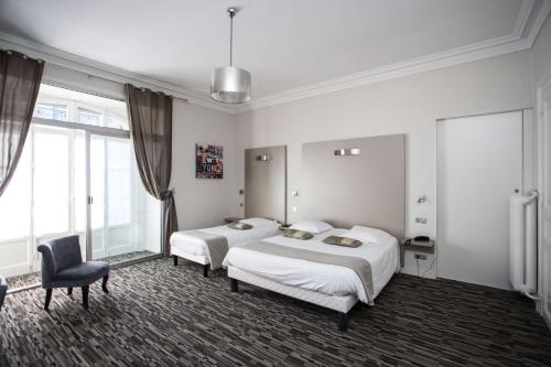 Säng eller sängar i ett rum på Hôtel Continental Pau Centre