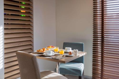 Comida en o cerca de este hotel