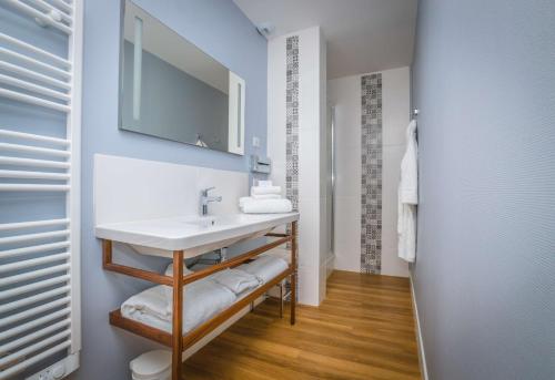 a bathroom with a sink and a mirror at Best Western Hôtel de France in Bourg-en-Bresse