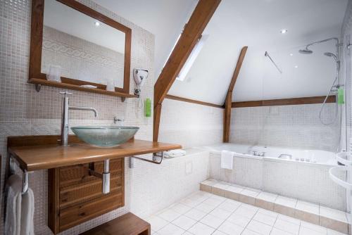 a bathroom with a bowl sink and a tub at Best Western Hotel Ile de France in Château-Thierry