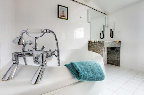 y baño blanco con lavabo y bañera. en Best Western Hotel Le Guilhem, en Montpellier