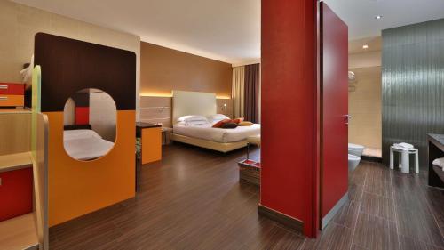 サン・ボニファーチョにあるBest Western Plus Soave Hotelのベッドとバスルーム付きのホテルルームです。