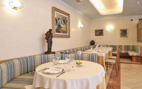 a dining room with tables and chairs at Best Western Hotel Dei Cavalieri in Barletta