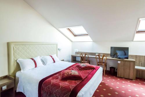 sypialnia z łóżkiem i biurkiem z telewizorem w obiekcie Best Western Hotel Libertà w mieście Modena