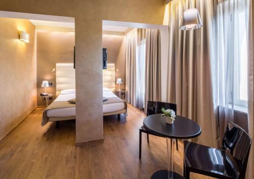 a hotel room with a bed and a table at Best Western Hotel Luxor in Turin