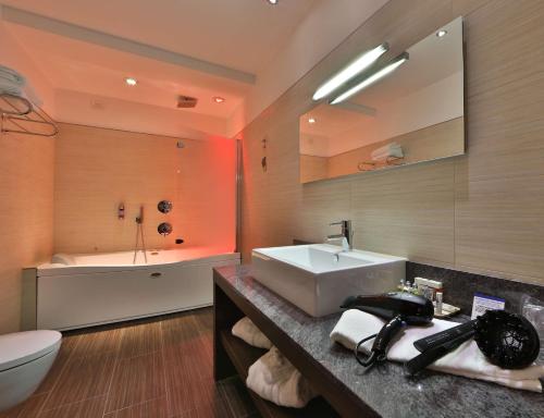 A bathroom at Best Western Plus Soave Hotel