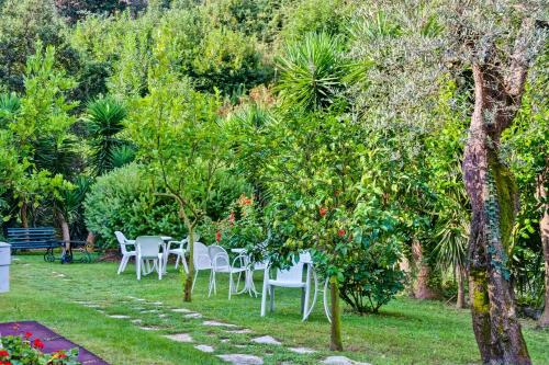 grupa stołów i krzeseł w ogrodzie w obiekcie Best Western Hotel La Solara w Sorrento