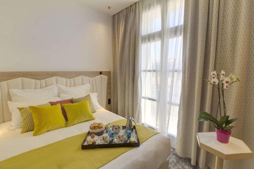 Ένα ή περισσότερα κρεβάτια σε δωμάτιο στο Best Western Plus Comedie Saint Roch
