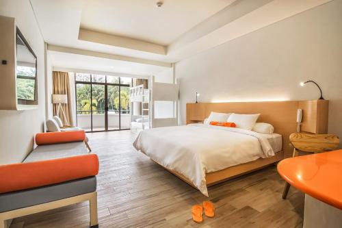 Postel nebo postele na pokoji v ubytování HARRIS Resort Batam Waterfront