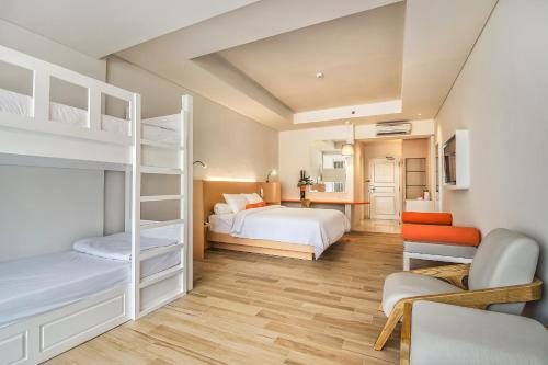 Postel nebo postele na pokoji v ubytování HARRIS Resort Batam Waterfront