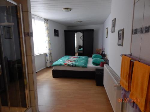a bedroom with a bed in the middle of a room at Geary Ferienwohnung in Klotten