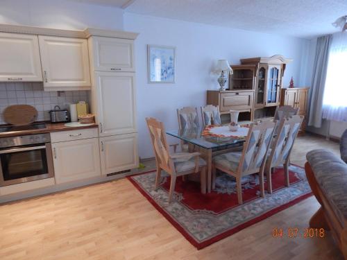 a kitchen and dining room with a table and chairs at Geary Ferienwohnung in Klotten