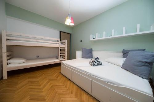 Apartments Agape tesisinde bir odada yatak veya yataklar