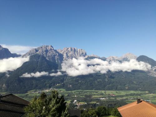 Ein allgemeiner Bergblick oder ein Berglick von des Gasthauses aus