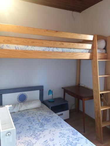 une chambre avec deux lits superposés et un bureau dans l'établissement Appartement au cœur du parc national des Cévennes, à L'Espérou