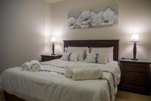 um quarto com uma cama com toalhas em Sand & Sea Holiday Home em Swakopmund