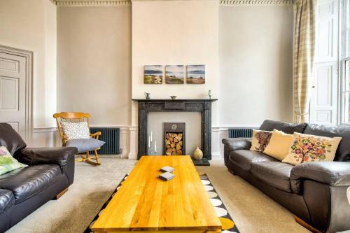 ALTIDO Spacious and Stylish 4-Bed Georgian Apartment